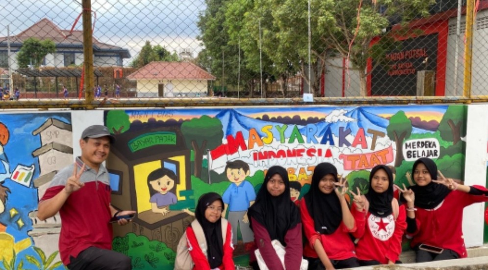 Tim Mural MTsN 1 Banyumas Beraksi di Tingkat Kabupaten