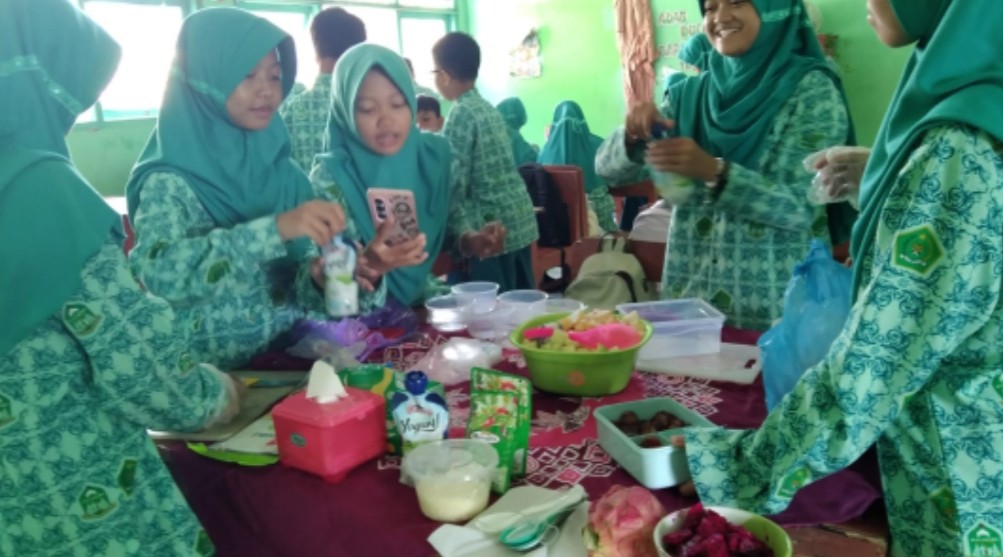 Praktik Pembelajaran Prakarya Membuat Salad Buah