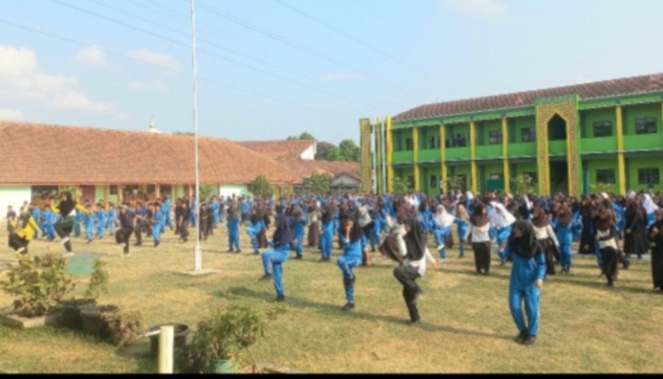 Tingkatkan Kebugaran dan Semangat Belajar, MTsN 1 Banyumas Gelar Pembiasaan Jumat Sehat
